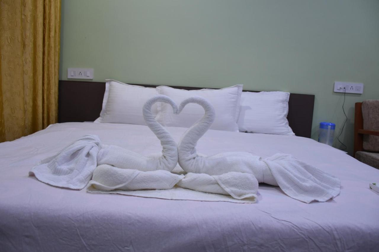 Hotel Aayes And Resort Shanti Niketan Bilik gambar