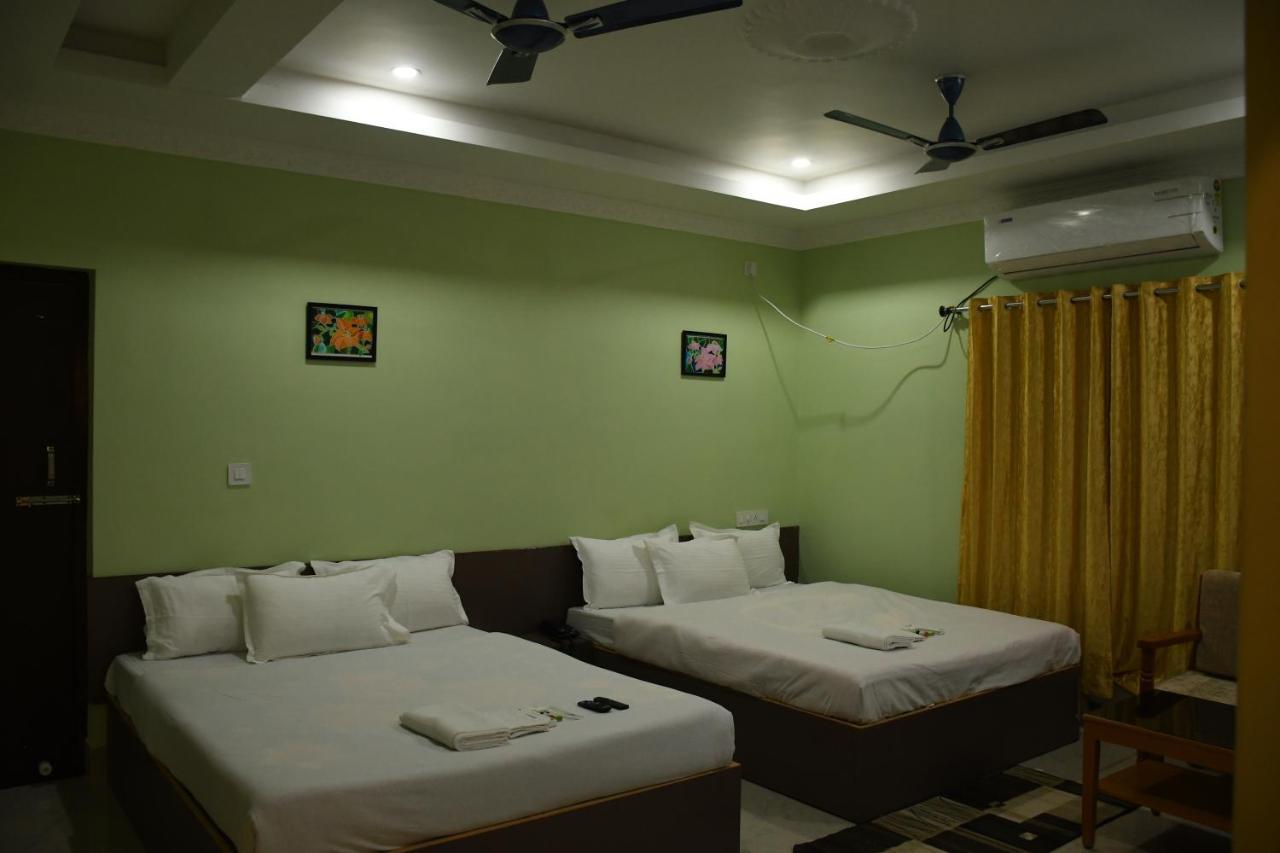 Hotel Aayes And Resort Shanti Niketan Bilik gambar